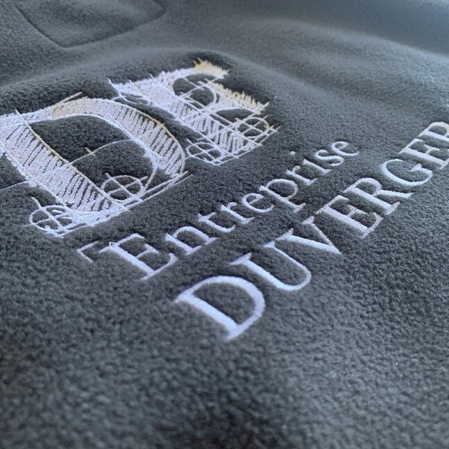 logo brodé sur polaire d'une entreprise